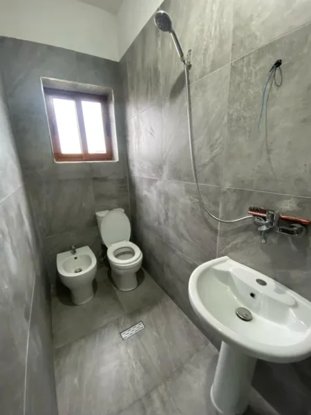 Durres, jepet me qera Vile 2+1 Kati 2, 145 m² 300 € (Apartamenti ndodhet ne hyrje te Durresit)