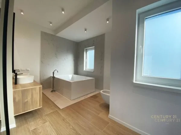 Tirane, shitet Vile 3+1+Aneks+Ballkon Kati 2, 250 m² 950.000 € (Long Hill, Qendra Tregtare TEG)