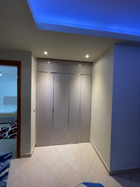 Tirane, jepet me qera apartament 2+1+Ballkon Kati 4, 100 m² 750 € (Komuna e Parisit)