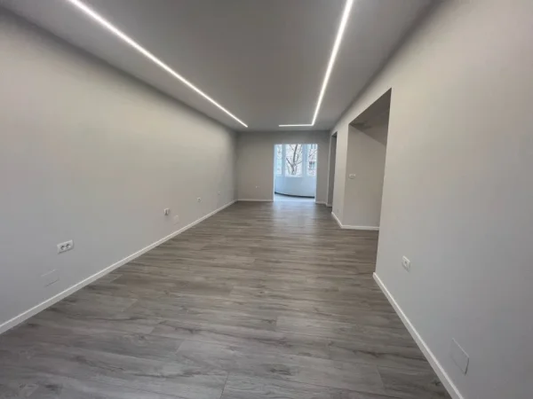 Tirane, jepet me qera ambjent biznesi Kati 1, 100 m² 700 € (Xhamllik)