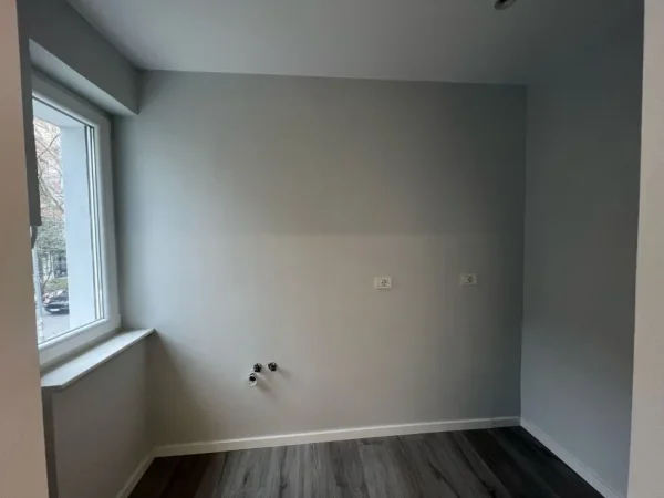 Tirane, jepet me qera ambjent biznesi Kati 1, 100 m² 700 € (Xhamllik)