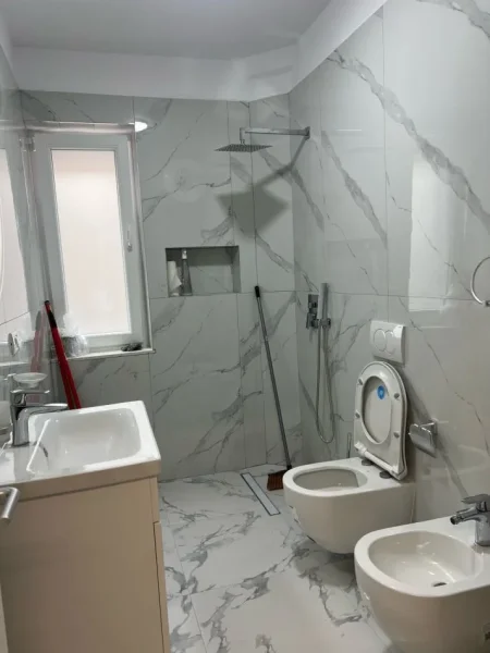 Tirane, jepet me qera ambjent biznesi Kati 1, 100 m² 700 € (Xhamllik)