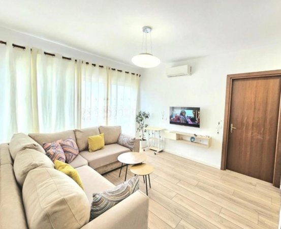 Tirane, jepet me qera apartament 1+1+Ballkon Kati 5, 60 m² 550 € (Ish Fusha e Aviacionit , prane shkolles dhora leka)