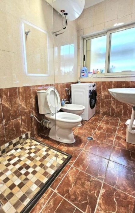 Tirane, jepet me qera apartament 1+1+Ballkon Kati 5, 60 m² 550 € (Ish Fusha e Aviacionit , prane shkolles dhora leka)