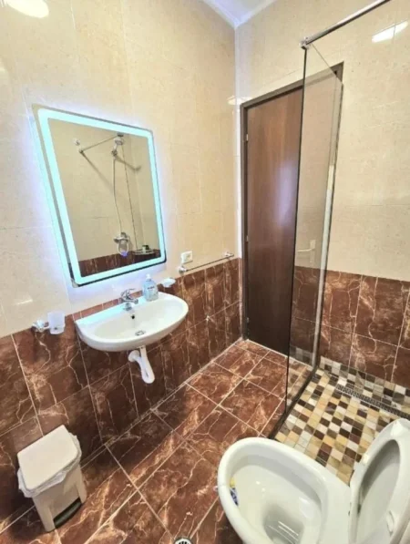 Tirane, jepet me qera apartament 1+1+Ballkon Kati 5, 60 m² 550 € (Ish Fusha e Aviacionit , prane shkolles dhora leka)