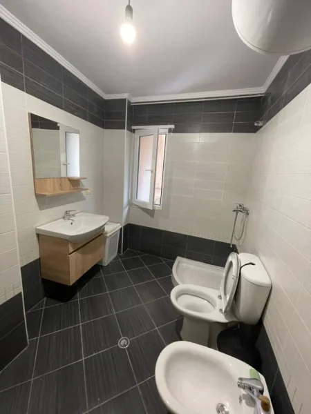 Tirane, jepet me qera apartament 2+1+Ballkon Kati 6, 95 m² 750 € (Komuna e Parisit)