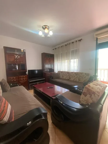 Tirane, jepet me qera apartament 2+1+Aneks+Ballkon Kati 3, 90 m² 350 € (kompleksi malezjan)