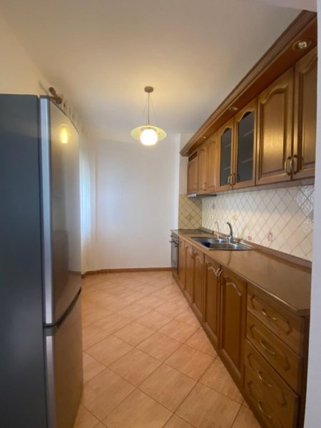 Tirane, jepet me qera apartament 2+1+Aneks+Ballkon Kati 3, 90 m² 350 € (kompleksi malezjan)