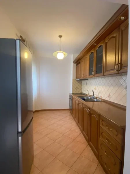 Tirane, jepet me qera apartament 2+1+Aneks+Ballkon Kati 3, 90 m² 350 € (kompleksi malezjan)