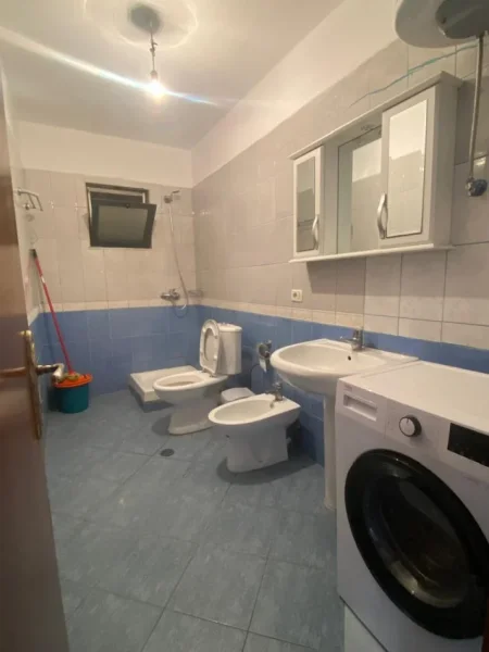 Tirane, jepet me qera apartament 2+1+Aneks+Ballkon Kati 3, 90 m² 350 € (kompleksi malezjan)