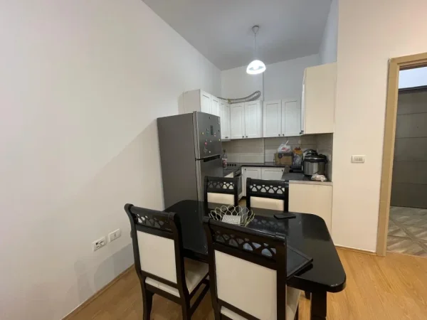 Tirane, jepet me qera apartament 1+1+Ballkon Kati 9, 400 € 