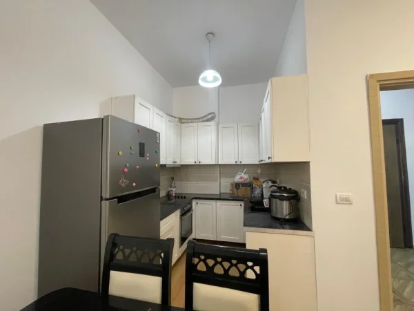 Tirane, jepet me qera apartament 1+1+Ballkon Kati 9, 400 € 