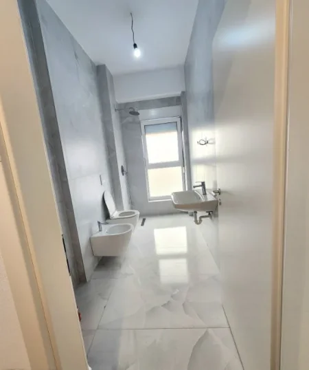 Tirane, jepet me qera apartament 1+1+Aneks+Ballkon Kati 3, 65 m² 400 € (Ali Demi)