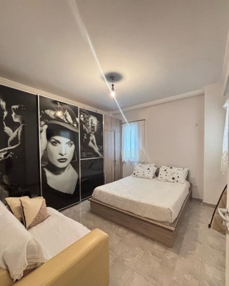 Tirane, jepet me qera apartament 1+1+Ballkon Kati 2, 75 m² 600 € (Varri i bamit , prane Kolombo bar)