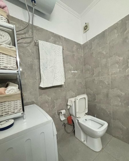Tirane, jepet me qera apartament 1+1+Ballkon Kati 2, 75 m² 600 € (Varri i bamit , prane Kolombo bar)
