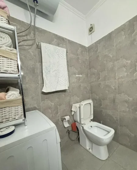 Tirane, jepet me qera apartament 1+1+Ballkon Kati 2, 75 m² 600 € (Varri i bamit , prane Kolombo bar)