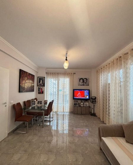 Tirane, jepet me qera apartament 1+1+Ballkon Kati 2, 75 m² 600 € (Varri i bamit , prane Kolombo bar)