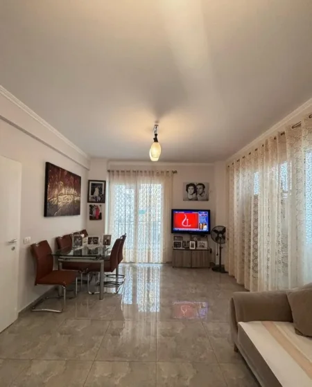 Tirane, jepet me qera apartament 1+1+Ballkon Kati 2, 75 m² 600 € (Varri i bamit , prane Kolombo bar)