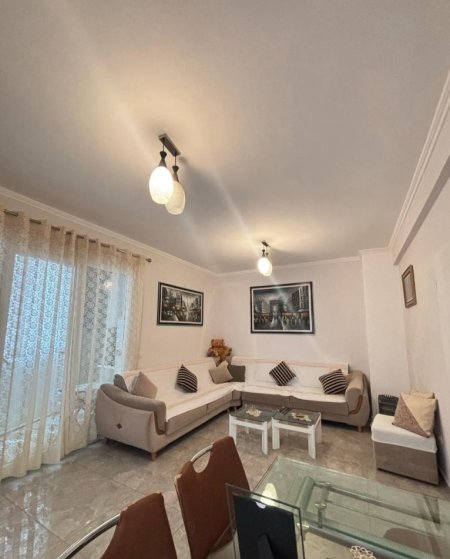 Tirane, jepet me qera apartament 1+1+Ballkon Kati 2, 75 m² 600 € (Varri i bamit , prane Kolombo bar)