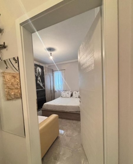 Tirane, jepet me qera apartament 1+1+Ballkon Kati 2, 75 m² 600 € (Varri i bamit , prane Kolombo bar)