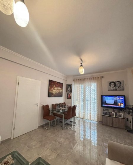 Tirane, jepet me qera apartament 1+1+Ballkon Kati 2, 75 m² 600 € (Varri i bamit , prane Kolombo bar)
