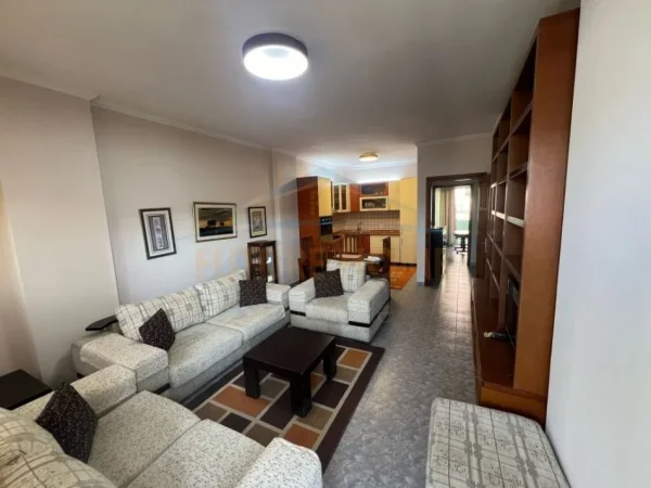 Tirane, jepet me qera apartament 2+1 Kati 4, 85 m² 550 € (Komuna e Parisit)