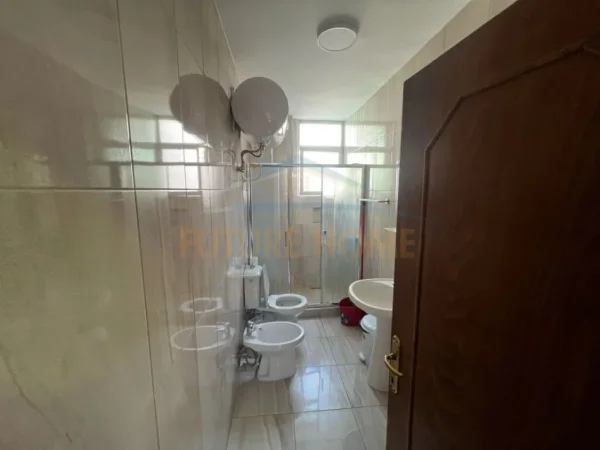 Tirane, jepet me qera apartament 2+1 Kati 4, 85 m² 550 € (Komuna e Parisit)