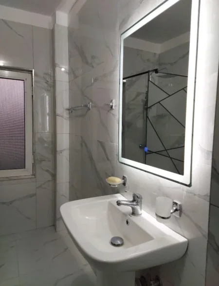 Tirane, jepet me qera apartament 1+1+Ballkon Kati 5, 60 m² 450 € (Ali Demi prane Shkolles Kushtrimi i Lirise)