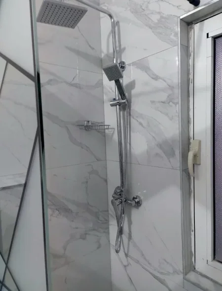 Tirane, jepet me qera apartament 1+1+Ballkon Kati 5, 60 m² 450 € (Ali Demi prane Shkolles Kushtrimi i Lirise)