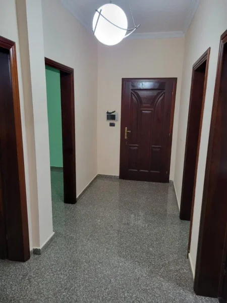 Tirane, jepet me qera apartament 2+1+Ballkon Kati 3, 100 m² 350 € (ALI DEMI)