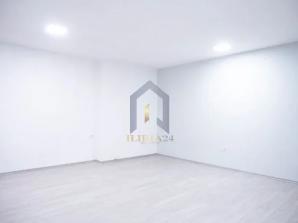 Tirane, jap me qera 2+1 Kati 6, 95 m² 900 € (Sheshi Willson)
