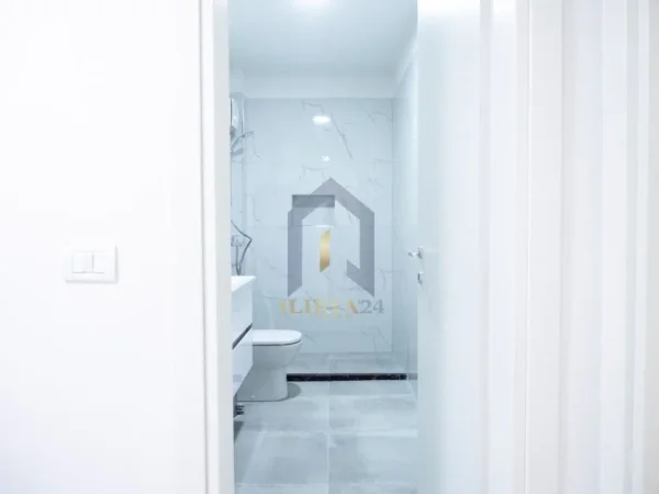 Tirane, jap me qera 2+1 Kati 6, 95 m² 900 € (Sheshi Willson)
