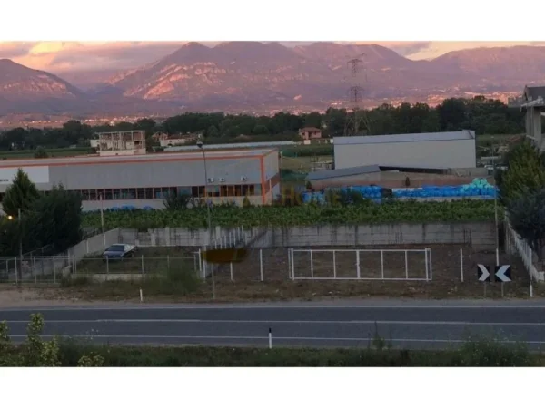 Tirane, jepet me qera toke , 670 m² (Fushe-Preze)