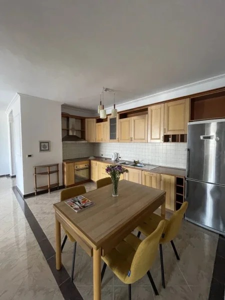 Tirane, jepet me qera apartament 2+1+Ballkon Kati 8, 145 m² 800 € (BLLOKU)