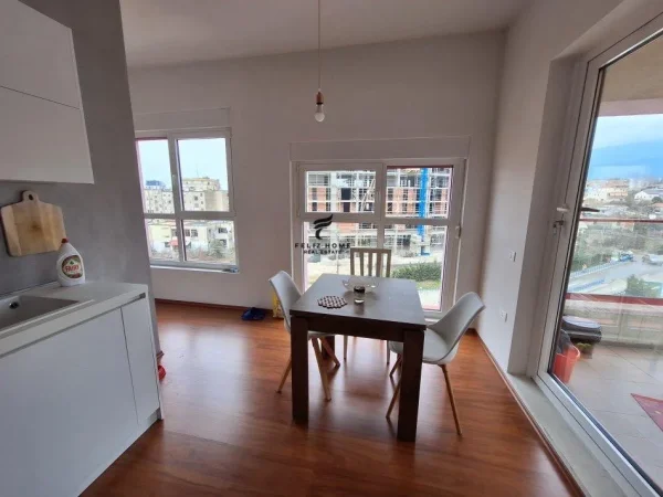Tirane, jepet me qera apartament 2+1+Ballkon Kati 5, 85 m² 600 € (ALI DEMI)