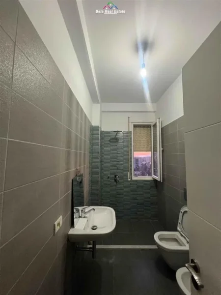 Tirane, jepet me qera apartament 3+1 Kati 9, 97 m² 600 € (Fusha E Aviacionit)