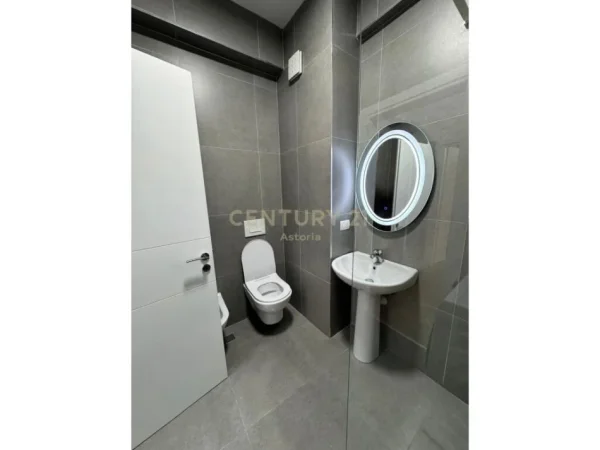 Tirane, jepet me qera apartament 1+1+Ballkon Kati 5, 68 m² 500 € (Astir)