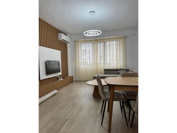 Tirane, jepet me qera apartament 1+1+Ballkon Kati 5, 68 m² 500 € (Astir)