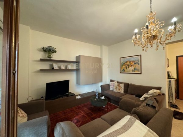 Tirane, jepet me qera apartament 2+1 Kati 11, 90 m² 800 € (Qender Sheshi Skenderbej)