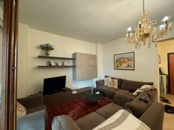 Tirane, jepet me qera apartament 2+1 Kati 11, 90 m² 800 € (Qender Sheshi Skenderbej)