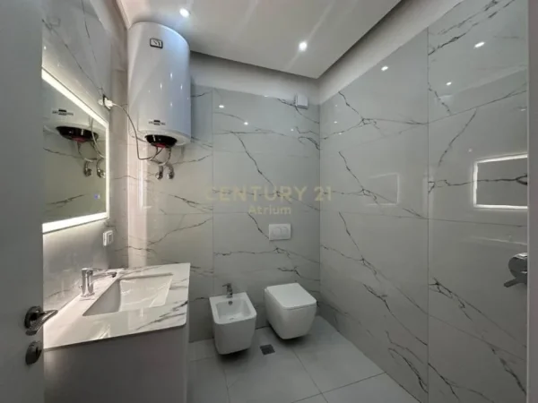 Tirane, jepet me qera apartament 2+1 Kati 3, 105 m² 420 € (Fresk)