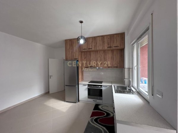 Tirane, jepet me qera apartament 2+1 Kati 3, 105 m² 420 € (Fresk)