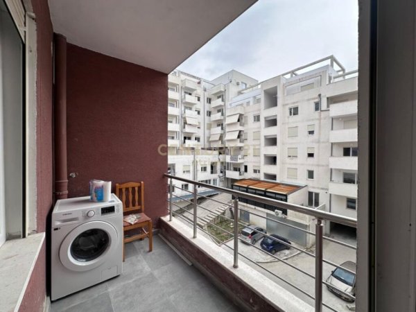 Tirane, jepet me qera apartament 2+1 Kati 3, 105 m² 420 € (Fresk)