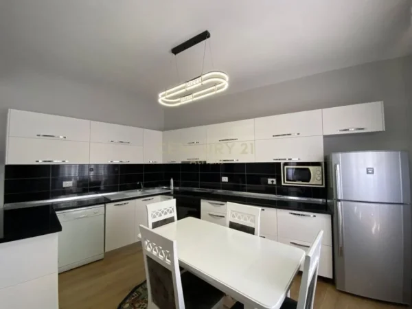 Tirane, jepet me qera Vile 3+1 Kati 2, 90 m² 500 € (Oxhaku)