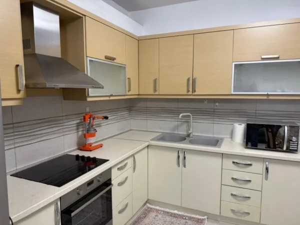 Tirane, jepet me qera apartament 2+1 Kati 5, 101 m² 700 € (Kopshti Bootanik)