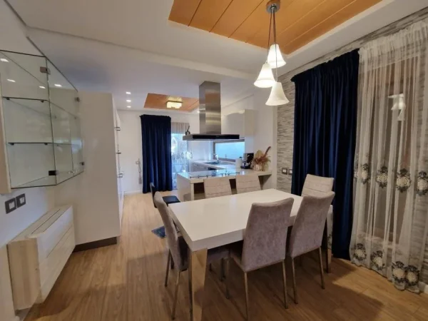 Tirane, shitet Vile 3+1 , 286 m² (Rezidence banimi)