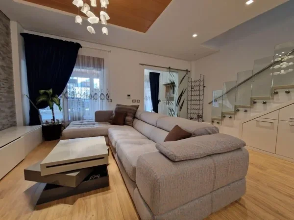 Tirane, shitet Vile 3+1 , 286 m² (Rezidence banimi)