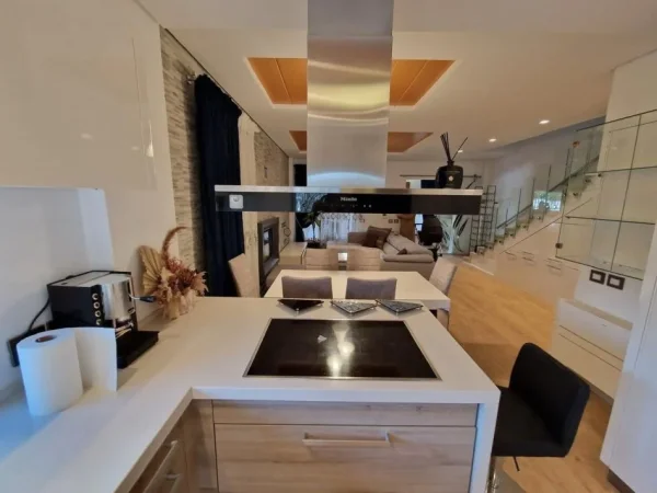 Tirane, shitet Vile 3+1 , 286 m² (Rezidence banimi)