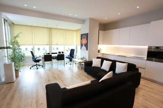 Tirane, jepet me qera apartament 2+1+Aneks+Ballkon Kati 12, 137 m² 1.000 € (Vila Gold)