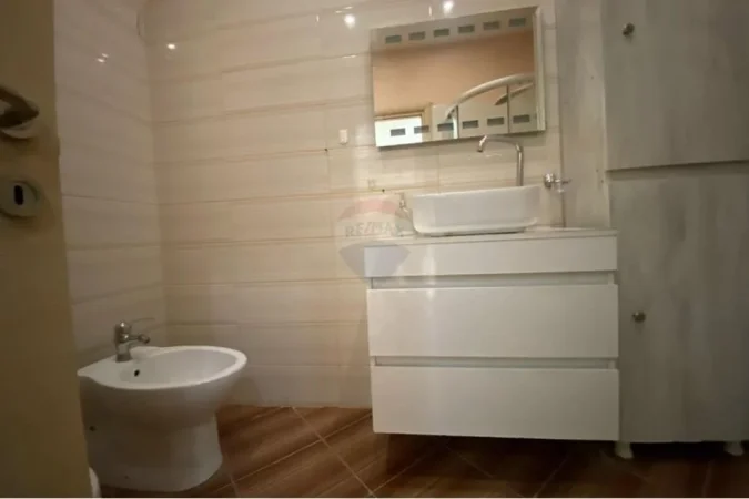 Tirane, jepet me qera apartament 2+1 Kati 5, 114 m² 450 € (Astir)